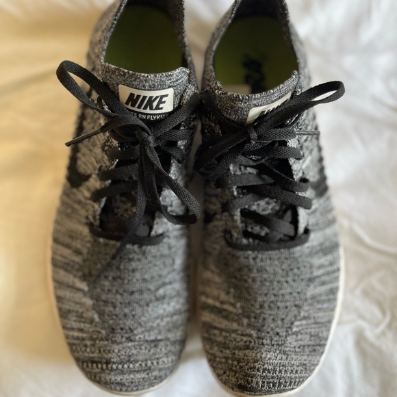 👟🌸GUC Nike Sneakers, black, grey and white, size 10.5 - Picture 6 of 14